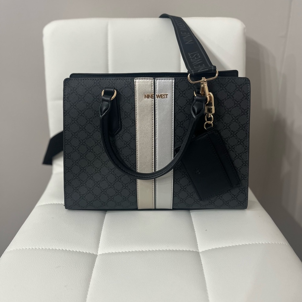 Like new no damage whatsoever never been used very beautiful bag